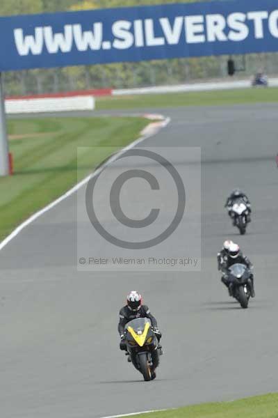 Motorcycle action photographs;Silverstone circuit;Silverstone photographs;Trackday digital images;event digital images;eventdigitalimages;no limits trackday;peter wileman photography;rockingham towcester northamptonshire;trackday;trackday photos