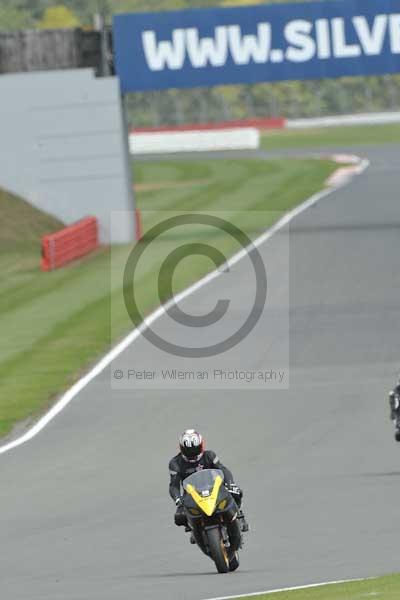 Motorcycle action photographs;Silverstone circuit;Silverstone photographs;Trackday digital images;event digital images;eventdigitalimages;no limits trackday;peter wileman photography;rockingham towcester northamptonshire;trackday;trackday photos