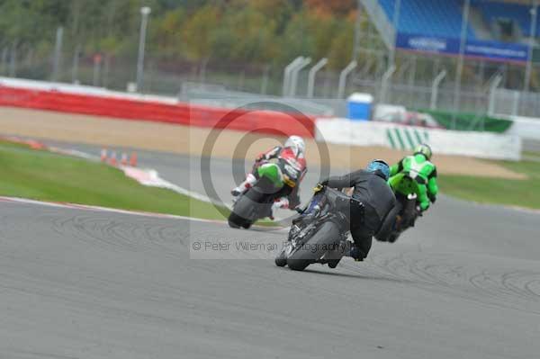 Motorcycle action photographs;Silverstone circuit;Silverstone photographs;Trackday digital images;event digital images;eventdigitalimages;no limits trackday;peter wileman photography;rockingham towcester northamptonshire;trackday;trackday photos