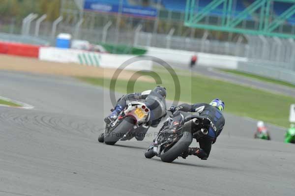 Motorcycle action photographs;Silverstone circuit;Silverstone photographs;Trackday digital images;event digital images;eventdigitalimages;no limits trackday;peter wileman photography;rockingham towcester northamptonshire;trackday;trackday photos