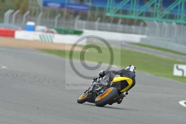 Motorcycle action photographs;Silverstone circuit;Silverstone photographs;Trackday digital images;event digital images;eventdigitalimages;no limits trackday;peter wileman photography;rockingham towcester northamptonshire;trackday;trackday photos