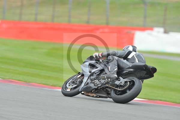 Motorcycle action photographs;Silverstone circuit;Silverstone photographs;Trackday digital images;event digital images;eventdigitalimages;no limits trackday;peter wileman photography;rockingham towcester northamptonshire;trackday;trackday photos