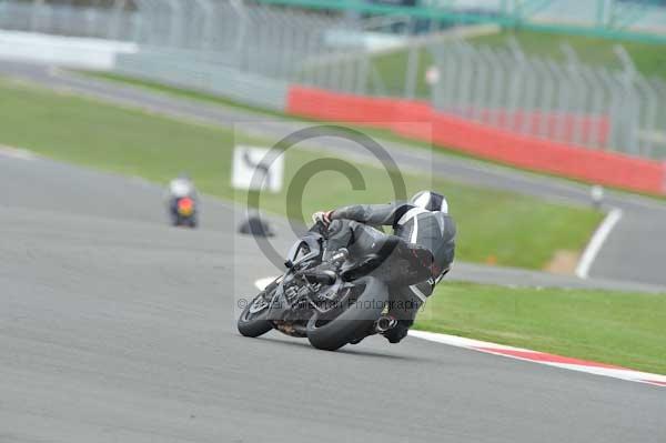 Motorcycle action photographs;Silverstone circuit;Silverstone photographs;Trackday digital images;event digital images;eventdigitalimages;no limits trackday;peter wileman photography;rockingham towcester northamptonshire;trackday;trackday photos