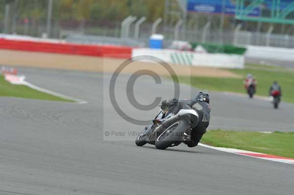 Motorcycle action photographs;Silverstone circuit;Silverstone photographs;Trackday digital images;event digital images;eventdigitalimages;no limits trackday;peter wileman photography;rockingham towcester northamptonshire;trackday;trackday photos