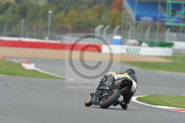 Motorcycle action photographs;Silverstone circuit;Silverstone photographs;Trackday digital images;event digital images;eventdigitalimages;no limits trackday;peter wileman photography;rockingham towcester northamptonshire;trackday;trackday photos