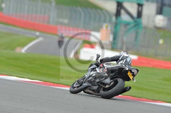 Motorcycle action photographs;Silverstone circuit;Silverstone photographs;Trackday digital images;event digital images;eventdigitalimages;no limits trackday;peter wileman photography;rockingham towcester northamptonshire;trackday;trackday photos