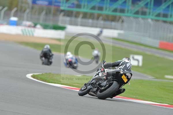 Motorcycle action photographs;Silverstone circuit;Silverstone photographs;Trackday digital images;event digital images;eventdigitalimages;no limits trackday;peter wileman photography;rockingham towcester northamptonshire;trackday;trackday photos