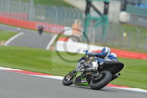 Motorcycle action photographs;Silverstone circuit;Silverstone photographs;Trackday digital images;event digital images;eventdigitalimages;no limits trackday;peter wileman photography;rockingham towcester northamptonshire;trackday;trackday photos