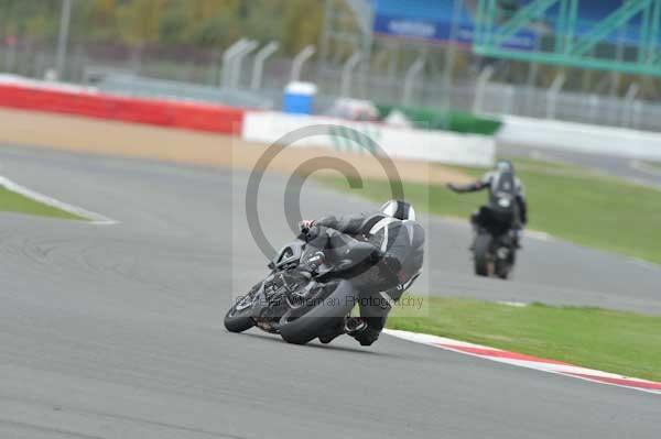 Motorcycle action photographs;Silverstone circuit;Silverstone photographs;Trackday digital images;event digital images;eventdigitalimages;no limits trackday;peter wileman photography;rockingham towcester northamptonshire;trackday;trackday photos