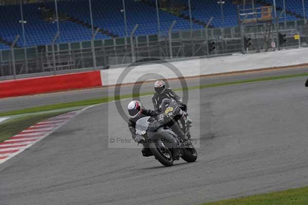 Motorcycle action photographs;Silverstone circuit;Silverstone photographs;Trackday digital images;event digital images;eventdigitalimages;no limits trackday;peter wileman photography;rockingham towcester northamptonshire;trackday;trackday photos