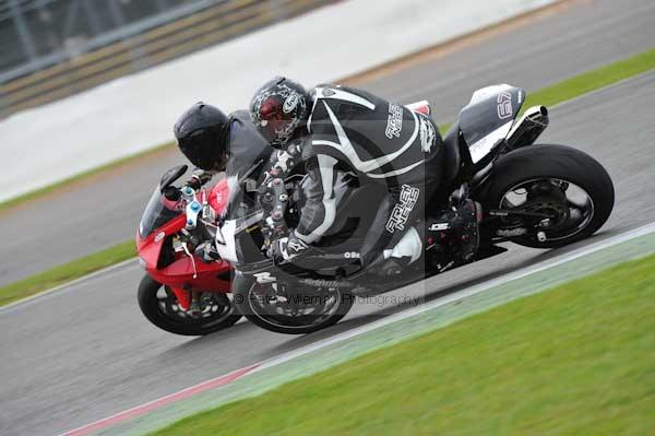 Motorcycle action photographs;Silverstone circuit;Silverstone photographs;Trackday digital images;event digital images;eventdigitalimages;no limits trackday;peter wileman photography;rockingham towcester northamptonshire;trackday;trackday photos