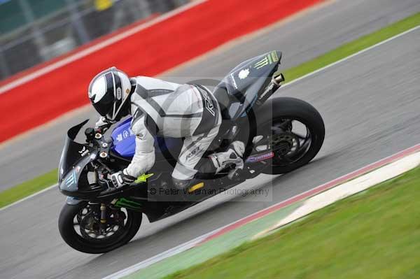 Motorcycle action photographs;Silverstone circuit;Silverstone photographs;Trackday digital images;event digital images;eventdigitalimages;no limits trackday;peter wileman photography;rockingham towcester northamptonshire;trackday;trackday photos