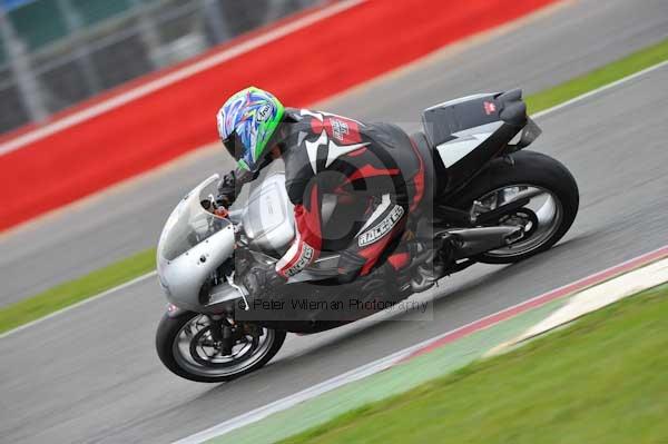 Motorcycle action photographs;Silverstone circuit;Silverstone photographs;Trackday digital images;event digital images;eventdigitalimages;no limits trackday;peter wileman photography;rockingham towcester northamptonshire;trackday;trackday photos