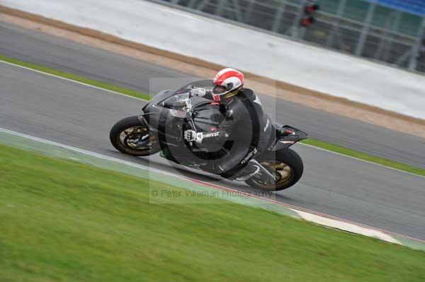 Motorcycle action photographs;Silverstone circuit;Silverstone photographs;Trackday digital images;event digital images;eventdigitalimages;no limits trackday;peter wileman photography;rockingham towcester northamptonshire;trackday;trackday photos