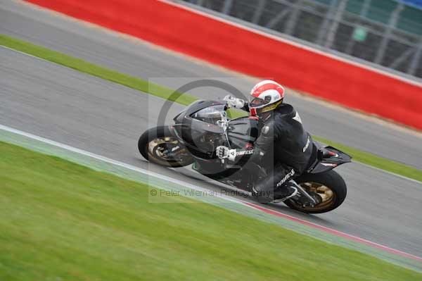 Motorcycle action photographs;Silverstone circuit;Silverstone photographs;Trackday digital images;event digital images;eventdigitalimages;no limits trackday;peter wileman photography;rockingham towcester northamptonshire;trackday;trackday photos