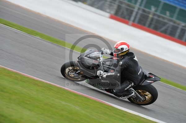 Motorcycle action photographs;Silverstone circuit;Silverstone photographs;Trackday digital images;event digital images;eventdigitalimages;no limits trackday;peter wileman photography;rockingham towcester northamptonshire;trackday;trackday photos