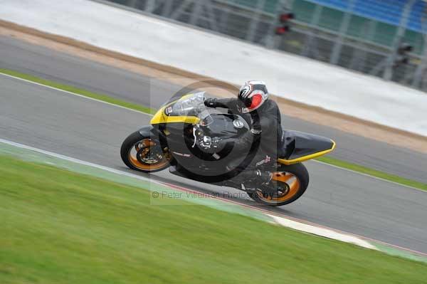 Motorcycle action photographs;Silverstone circuit;Silverstone photographs;Trackday digital images;event digital images;eventdigitalimages;no limits trackday;peter wileman photography;rockingham towcester northamptonshire;trackday;trackday photos