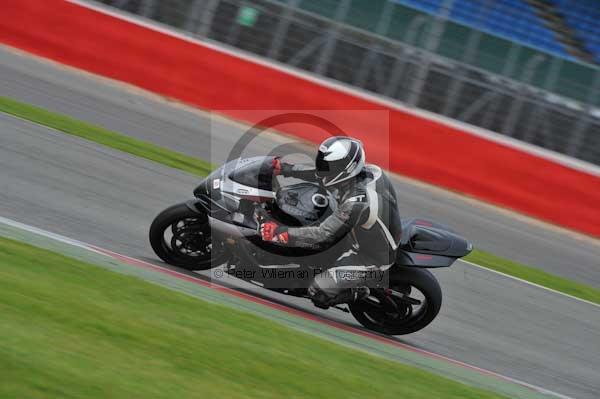 Motorcycle action photographs;Silverstone circuit;Silverstone photographs;Trackday digital images;event digital images;eventdigitalimages;no limits trackday;peter wileman photography;rockingham towcester northamptonshire;trackday;trackday photos