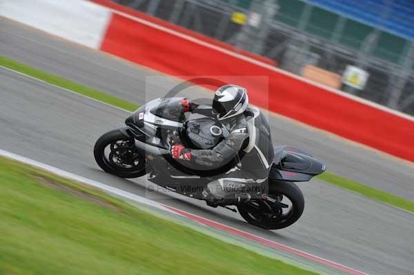 Motorcycle action photographs;Silverstone circuit;Silverstone photographs;Trackday digital images;event digital images;eventdigitalimages;no limits trackday;peter wileman photography;rockingham towcester northamptonshire;trackday;trackday photos