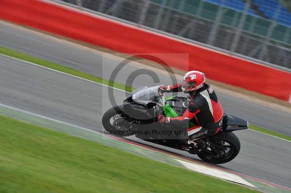 Motorcycle action photographs;Silverstone circuit;Silverstone photographs;Trackday digital images;event digital images;eventdigitalimages;no limits trackday;peter wileman photography;rockingham towcester northamptonshire;trackday;trackday photos