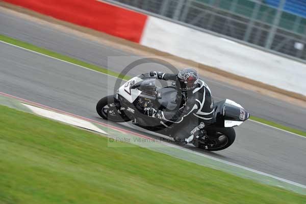 Motorcycle action photographs;Silverstone circuit;Silverstone photographs;Trackday digital images;event digital images;eventdigitalimages;no limits trackday;peter wileman photography;rockingham towcester northamptonshire;trackday;trackday photos