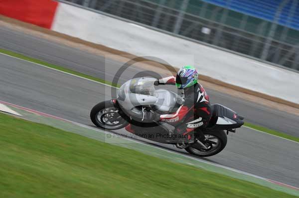 Motorcycle action photographs;Silverstone circuit;Silverstone photographs;Trackday digital images;event digital images;eventdigitalimages;no limits trackday;peter wileman photography;rockingham towcester northamptonshire;trackday;trackday photos