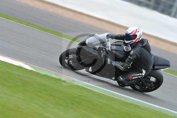 Motorcycle action photographs;Silverstone circuit;Silverstone photographs;Trackday digital images;event digital images;eventdigitalimages;no limits trackday;peter wileman photography;rockingham towcester northamptonshire;trackday;trackday photos