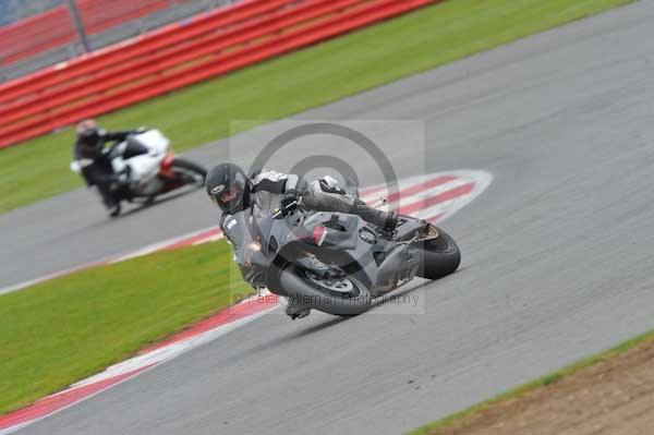 Motorcycle action photographs;Silverstone circuit;Silverstone photographs;Trackday digital images;event digital images;eventdigitalimages;no limits trackday;peter wileman photography;rockingham towcester northamptonshire;trackday;trackday photos