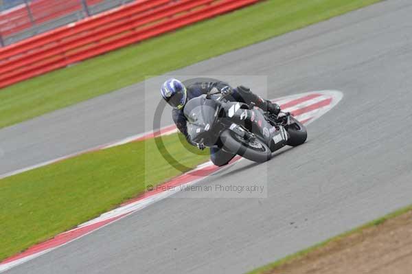 Motorcycle action photographs;Silverstone circuit;Silverstone photographs;Trackday digital images;event digital images;eventdigitalimages;no limits trackday;peter wileman photography;rockingham towcester northamptonshire;trackday;trackday photos