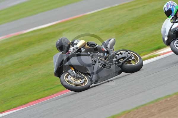 Motorcycle action photographs;Silverstone circuit;Silverstone photographs;Trackday digital images;event digital images;eventdigitalimages;no limits trackday;peter wileman photography;rockingham towcester northamptonshire;trackday;trackday photos