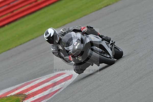 Motorcycle action photographs;Silverstone circuit;Silverstone photographs;Trackday digital images;event digital images;eventdigitalimages;no limits trackday;peter wileman photography;rockingham towcester northamptonshire;trackday;trackday photos