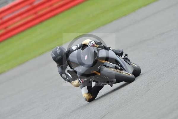 Motorcycle action photographs;Silverstone circuit;Silverstone photographs;Trackday digital images;event digital images;eventdigitalimages;no limits trackday;peter wileman photography;rockingham towcester northamptonshire;trackday;trackday photos