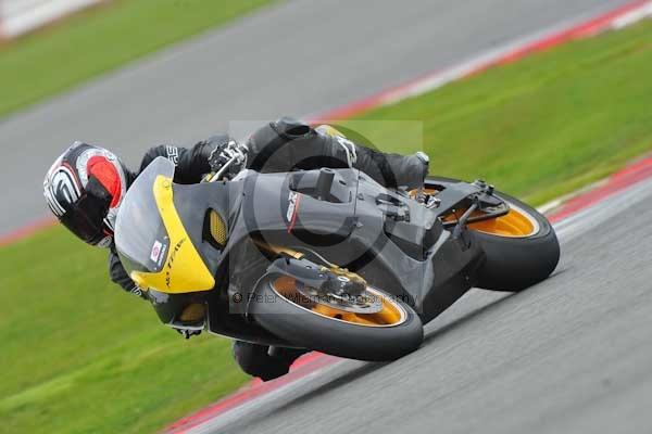 Motorcycle action photographs;Silverstone circuit;Silverstone photographs;Trackday digital images;event digital images;eventdigitalimages;no limits trackday;peter wileman photography;rockingham towcester northamptonshire;trackday;trackday photos