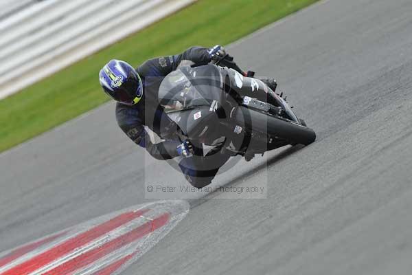 Motorcycle action photographs;Silverstone circuit;Silverstone photographs;Trackday digital images;event digital images;eventdigitalimages;no limits trackday;peter wileman photography;rockingham towcester northamptonshire;trackday;trackday photos