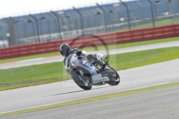 Motorcycle action photographs;Silverstone circuit;Silverstone photographs;Trackday digital images;event digital images;eventdigitalimages;no limits trackday;peter wileman photography;rockingham towcester northamptonshire;trackday;trackday photos