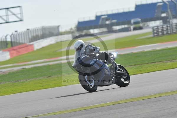 Motorcycle action photographs;Silverstone circuit;Silverstone photographs;Trackday digital images;event digital images;eventdigitalimages;no limits trackday;peter wileman photography;rockingham towcester northamptonshire;trackday;trackday photos