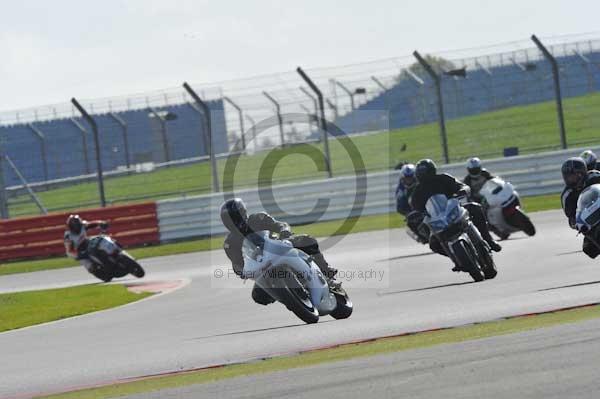 Motorcycle action photographs;Silverstone circuit;Silverstone photographs;Trackday digital images;event digital images;eventdigitalimages;no limits trackday;peter wileman photography;rockingham towcester northamptonshire;trackday;trackday photos