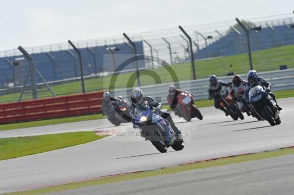 Motorcycle action photographs;Silverstone circuit;Silverstone photographs;Trackday digital images;event digital images;eventdigitalimages;no limits trackday;peter wileman photography;rockingham towcester northamptonshire;trackday;trackday photos