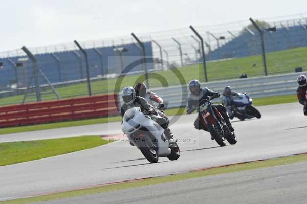 Motorcycle action photographs;Silverstone circuit;Silverstone photographs;Trackday digital images;event digital images;eventdigitalimages;no limits trackday;peter wileman photography;rockingham towcester northamptonshire;trackday;trackday photos