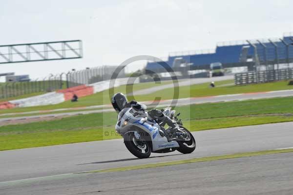 Motorcycle action photographs;Silverstone circuit;Silverstone photographs;Trackday digital images;event digital images;eventdigitalimages;no limits trackday;peter wileman photography;rockingham towcester northamptonshire;trackday;trackday photos