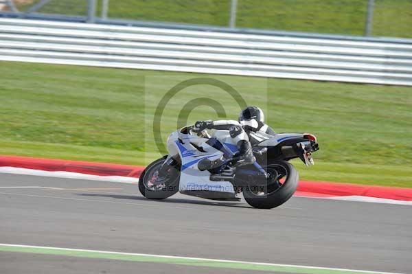 Motorcycle action photographs;Silverstone circuit;Silverstone photographs;Trackday digital images;event digital images;eventdigitalimages;no limits trackday;peter wileman photography;rockingham towcester northamptonshire;trackday;trackday photos