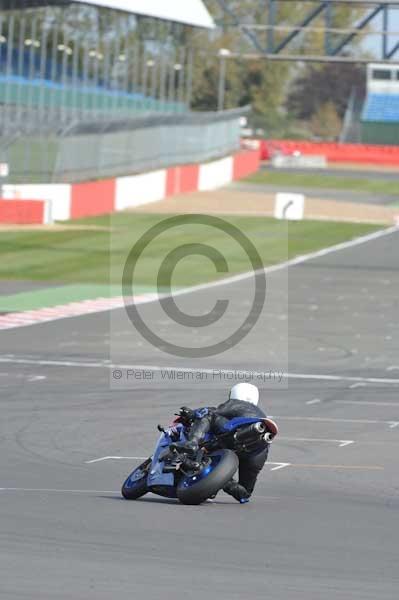 Motorcycle action photographs;Silverstone circuit;Silverstone photographs;Trackday digital images;event digital images;eventdigitalimages;no limits trackday;peter wileman photography;rockingham towcester northamptonshire;trackday;trackday photos