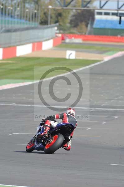 Motorcycle action photographs;Silverstone circuit;Silverstone photographs;Trackday digital images;event digital images;eventdigitalimages;no limits trackday;peter wileman photography;rockingham towcester northamptonshire;trackday;trackday photos