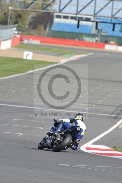 Motorcycle action photographs;Silverstone circuit;Silverstone photographs;Trackday digital images;event digital images;eventdigitalimages;no limits trackday;peter wileman photography;rockingham towcester northamptonshire;trackday;trackday photos