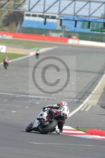 Motorcycle action photographs;Silverstone circuit;Silverstone photographs;Trackday digital images;event digital images;eventdigitalimages;no limits trackday;peter wileman photography;rockingham towcester northamptonshire;trackday;trackday photos