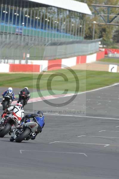 Motorcycle action photographs;Silverstone circuit;Silverstone photographs;Trackday digital images;event digital images;eventdigitalimages;no limits trackday;peter wileman photography;rockingham towcester northamptonshire;trackday;trackday photos