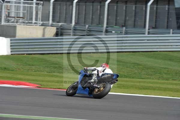 Motorcycle action photographs;Silverstone circuit;Silverstone photographs;Trackday digital images;event digital images;eventdigitalimages;no limits trackday;peter wileman photography;rockingham towcester northamptonshire;trackday;trackday photos