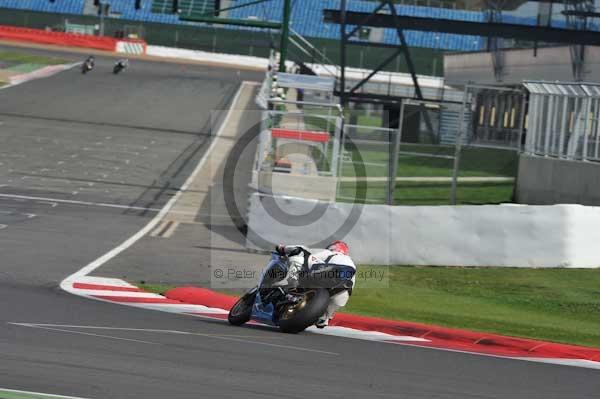 Motorcycle action photographs;Silverstone circuit;Silverstone photographs;Trackday digital images;event digital images;eventdigitalimages;no limits trackday;peter wileman photography;rockingham towcester northamptonshire;trackday;trackday photos