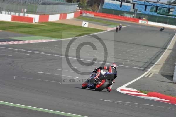 Motorcycle action photographs;Silverstone circuit;Silverstone photographs;Trackday digital images;event digital images;eventdigitalimages;no limits trackday;peter wileman photography;rockingham towcester northamptonshire;trackday;trackday photos