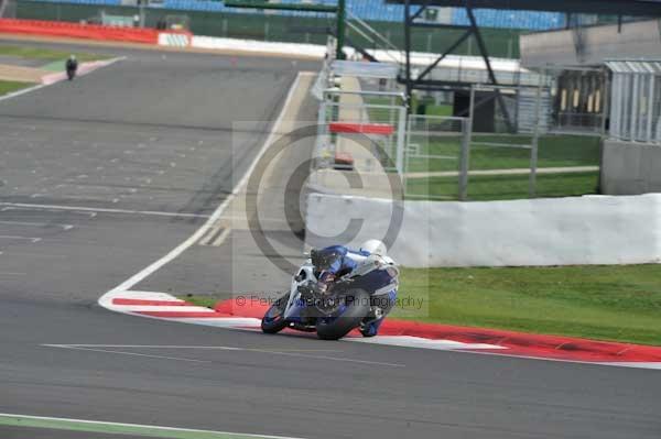 Motorcycle action photographs;Silverstone circuit;Silverstone photographs;Trackday digital images;event digital images;eventdigitalimages;no limits trackday;peter wileman photography;rockingham towcester northamptonshire;trackday;trackday photos